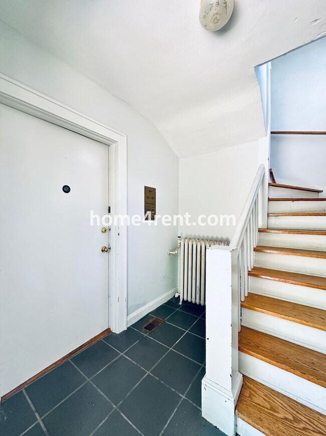 Foto del edificio - First Level Condo, Just Off the Plaza with Hardwood Floors and Lawn Care Provided!