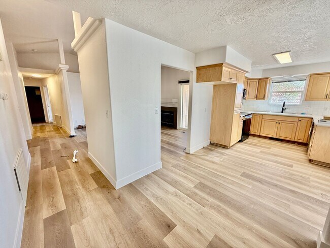 Foto del edificio - 3-BR Home with Garage and Fenced Yard in B...