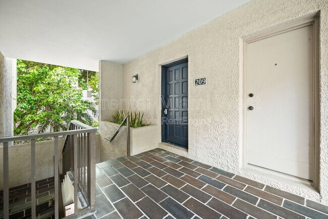 Foto del edificio - 2666 Tigertail Ave
