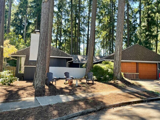 Foto del edificio - Beaverton 4 Bed + 2 Bath House - W/D, Walking Trails, EV Charging and MORE!!