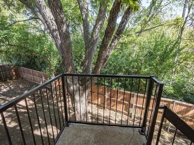 Foto del edificio - 6646 E Lovers Ln