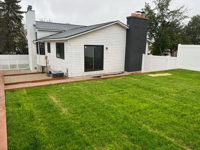 Building Photo - 1208 E Cedar View Dr