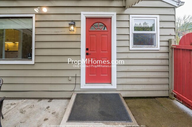 Building Photo - Charming Duplex with a Huge Yard in Multno...