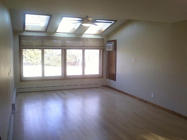 Building Photo - 133 River Rd