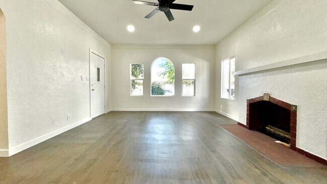 Foto del edificio - 4220 S Grand Ave