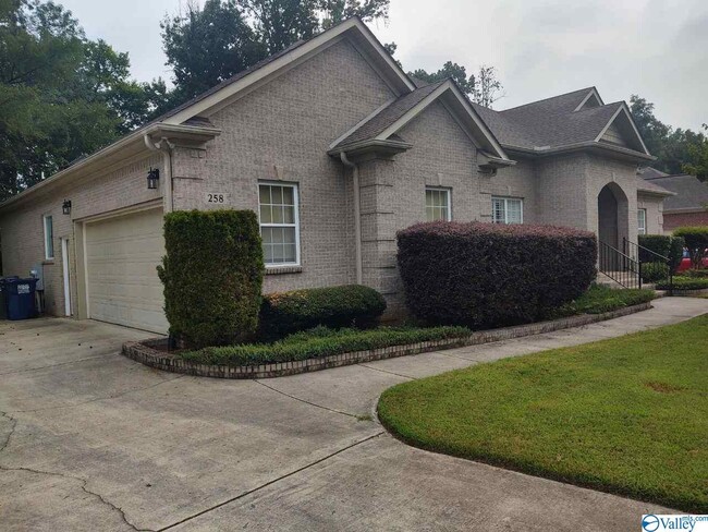 Building Photo - 258 Twin Lakes Dr