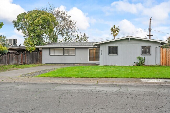 Foto del edificio - 6404 Stoneman Dr