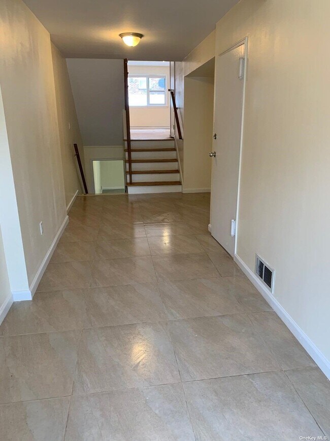 Foto del edificio - 65-05 Douglaston Pkwy