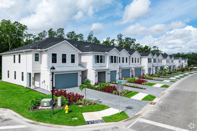 Foto principal - Juniper Pointe Townhomes