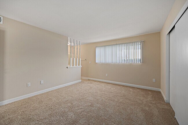 Bed 1 - 2608 W Juniper St