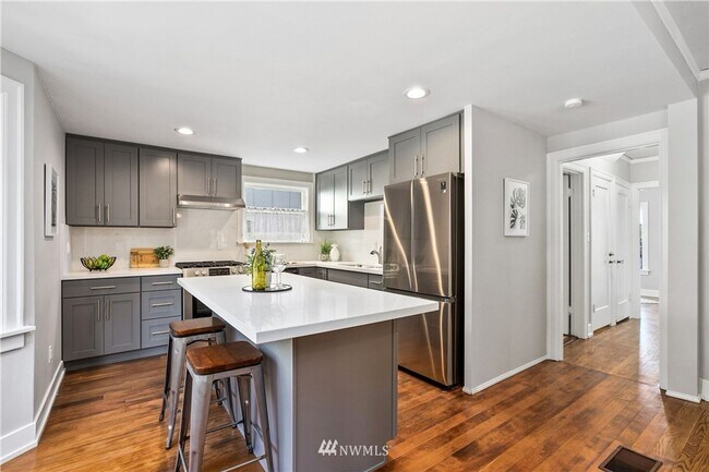 Foto del edificio - Spacious Montlake Rental with Stunning Views & Prime Location