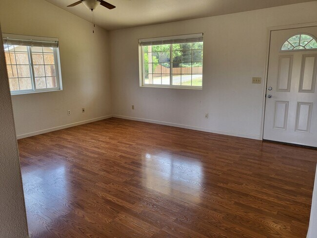 Foto del edificio - 3 bed 2 bath Country Setting with Horse St...