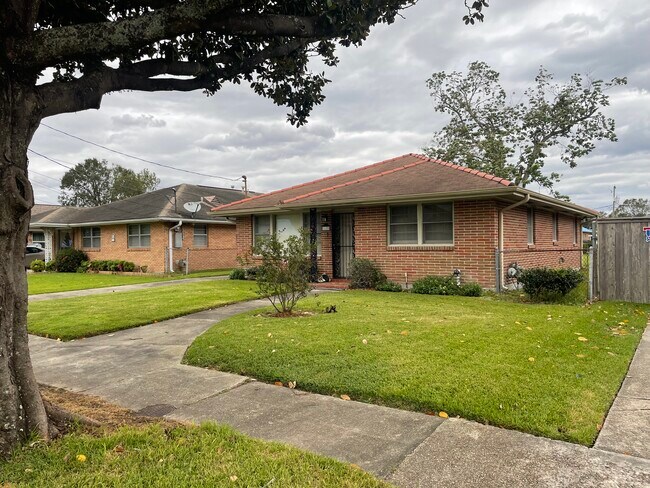 Building Photo - 1129 Aurora Ave