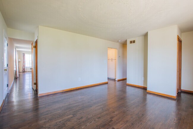 Building Photo - Stunning 3 BR/2 BA Single-Family Home in B...