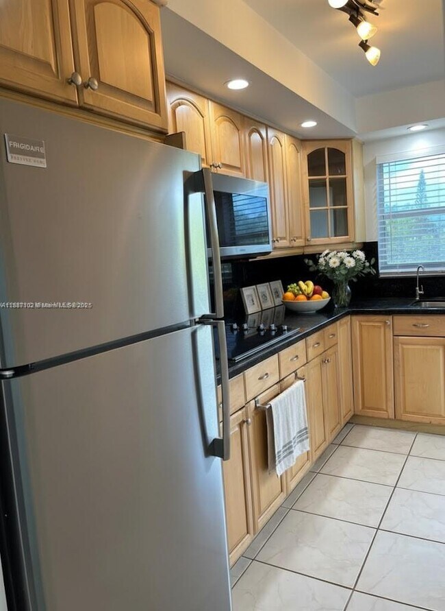 Building Photo - 1425 Arthur St