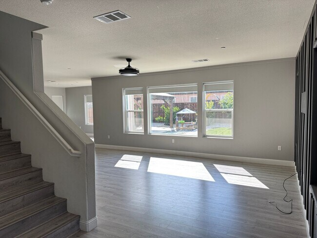 Foto del edificio - NOW AVAILABLE!! BEAUTIFUL HOME IN GATED COMMUNITY OF PATTERSON