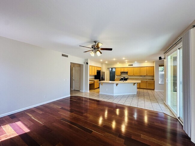 Building Photo - 672 W Raven Dr