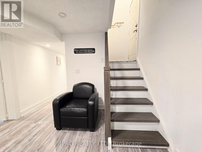 Building Photo - 10 Lonborough Ave