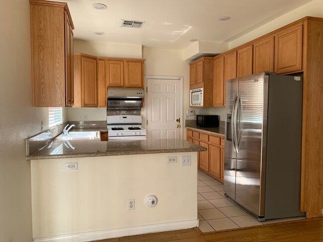 Foto del edificio - Two story home in gated community with com...