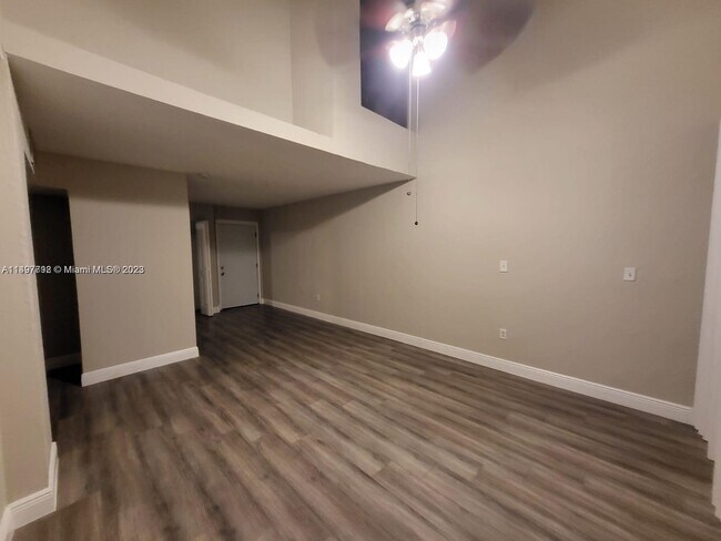 Building Photo - 8870 Fontainebleau Blvd