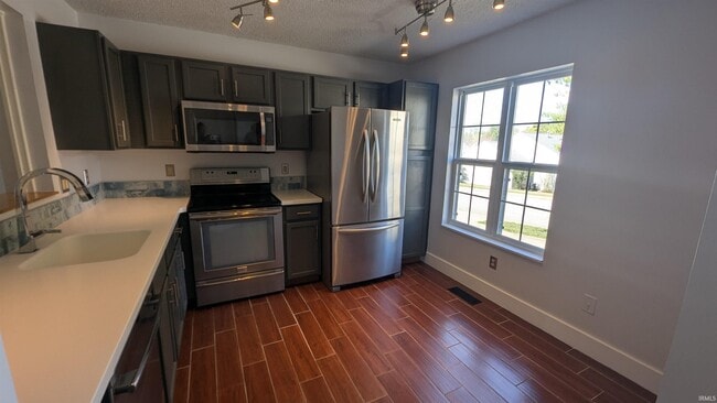 Building Photo - 432 E Laurelwood Dr