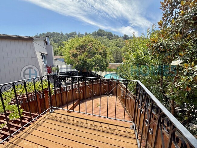 Foto del edificio - SPACIOUS 5BR HOME WITH MULTIPLE DECKS, FIREPLACE, UPDATED KITCHEN- FOUNDATION