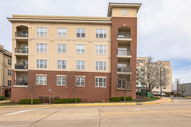 Building Photo - Charming 2BR Condo in Saint Louis