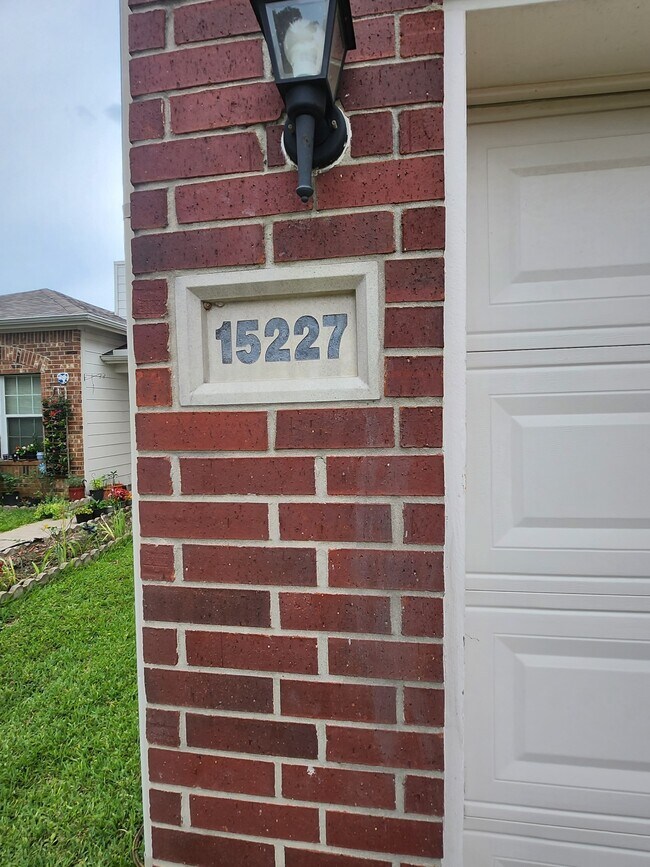 Foto del edificio - 15227 Mission Oak Dr