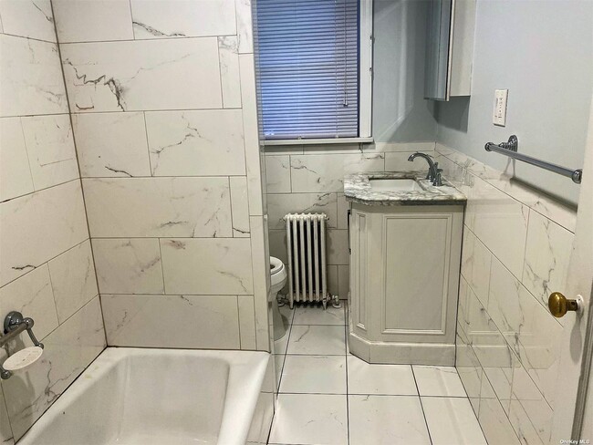 Foto del edificio - 49-16 Douglaston Pkwy