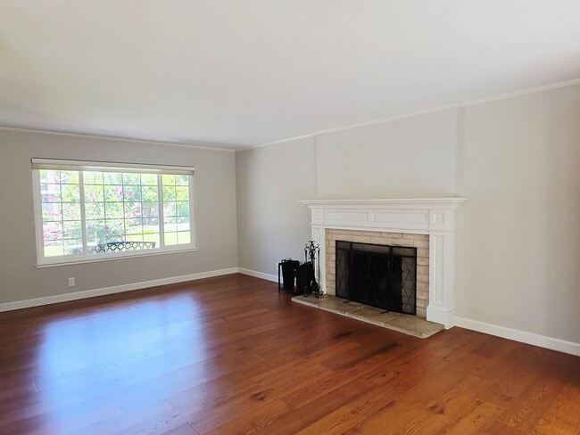 Building Photo - Stunning 4BD + Office Home with Pool in Li...