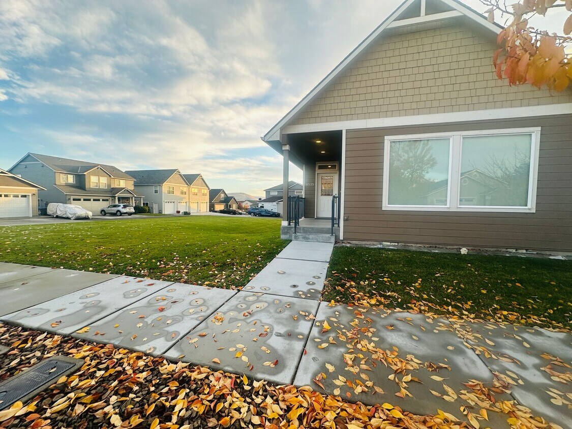 Primary Photo - Spacious Duplex in Badger Mountain South