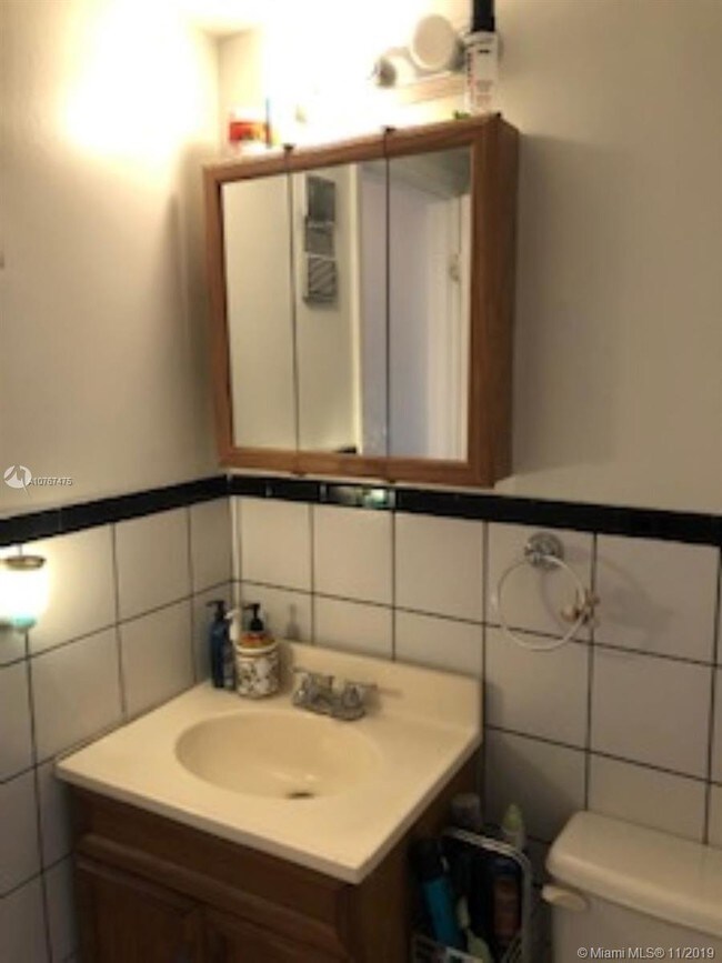 Building Photo - 2501 Riverside Dr