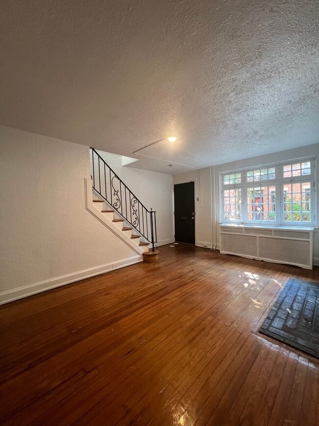 Building Photo - Beautiful Old World 2 Bed + Den Townhouse ...