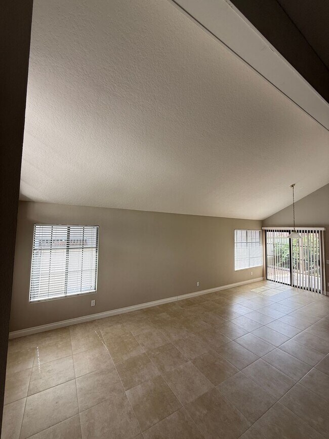 Building Photo - Charming 5 bed/3 bath in Carmel Valley