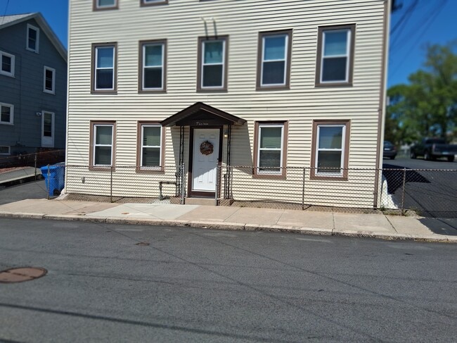 Building Photo - 13 Pleasant St
