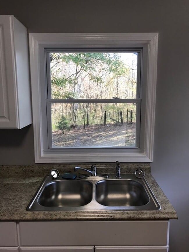 Building Photo - 3 Bedroom 1 Bathroom Single Family Home! A...