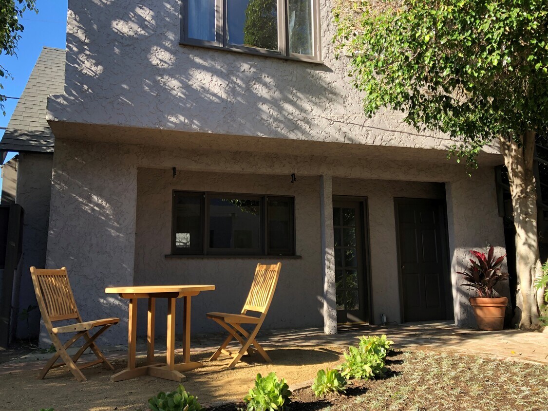 Yard table & chairs - 2253 Glendon Ave