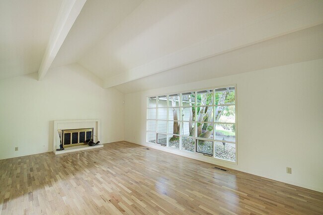 Building Photo - 4Bd/2.5Ba Clyde Hill Home
