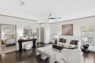 Building Photo - Capri Villas at the Lake