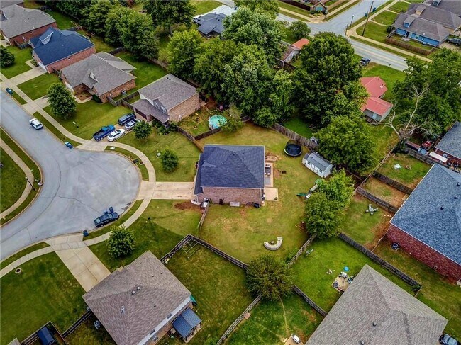 Building Photo - 909 SW Wallstone Rd