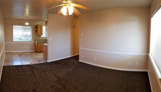 Foto del edificio - SUPER CUTE 2 Bed 1 bath BRENTWOOD CONDO in...