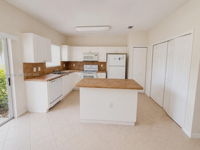 Foto del edificio - 1681 SE 31st Ct