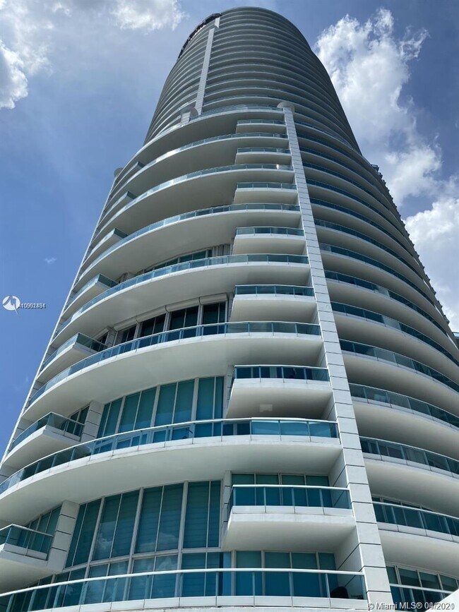 Building Photo - 2127 Brickell Ave
