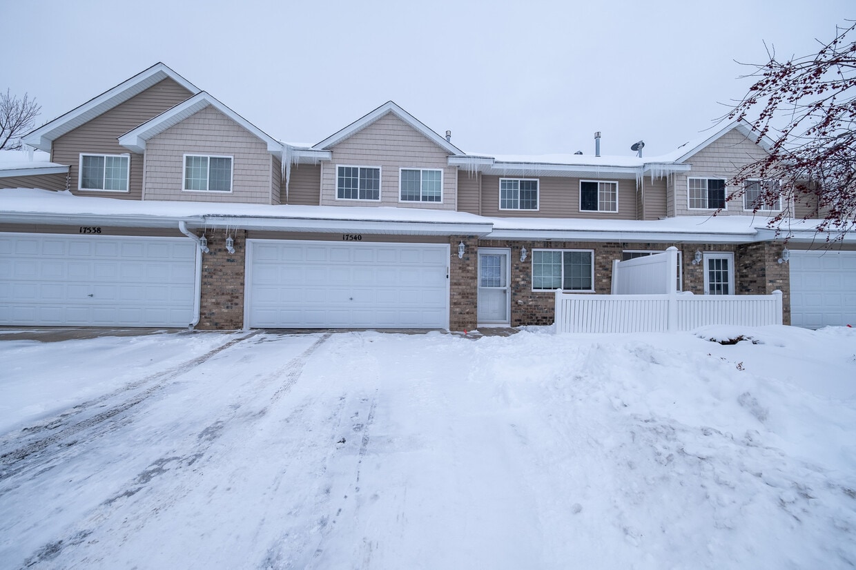 Foto principal - 17540 Gillette Way