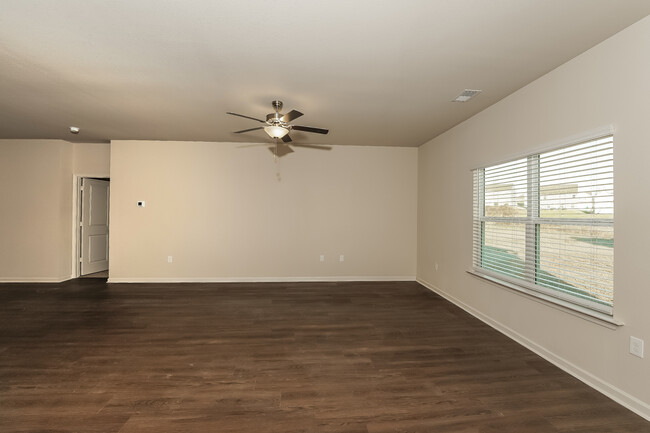Building Photo - 425 Clover Cir