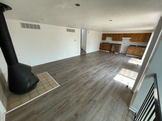 Building Photo - 661 W Lakeshore Dr