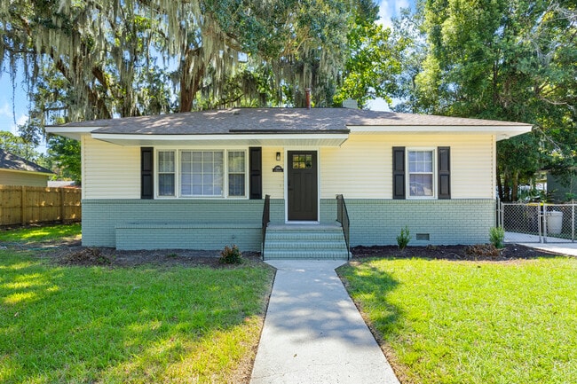 Building Photo - 2105 S Fernwood Dr