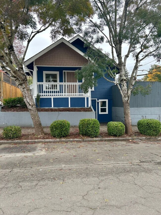 Building Photo - Classic Pet Friendly Home in Downtown Vanc...