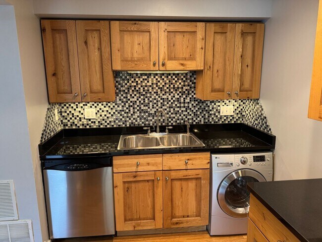 Building Photo - Prime Location! 2B/1B Condo Near Downtown ...