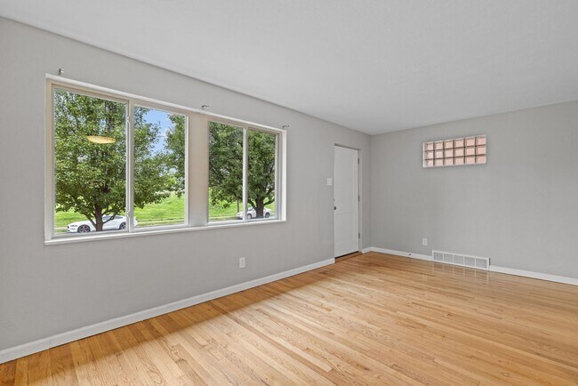 Foto del edificio - Charming 2 bedroom home near The Grove! In...
